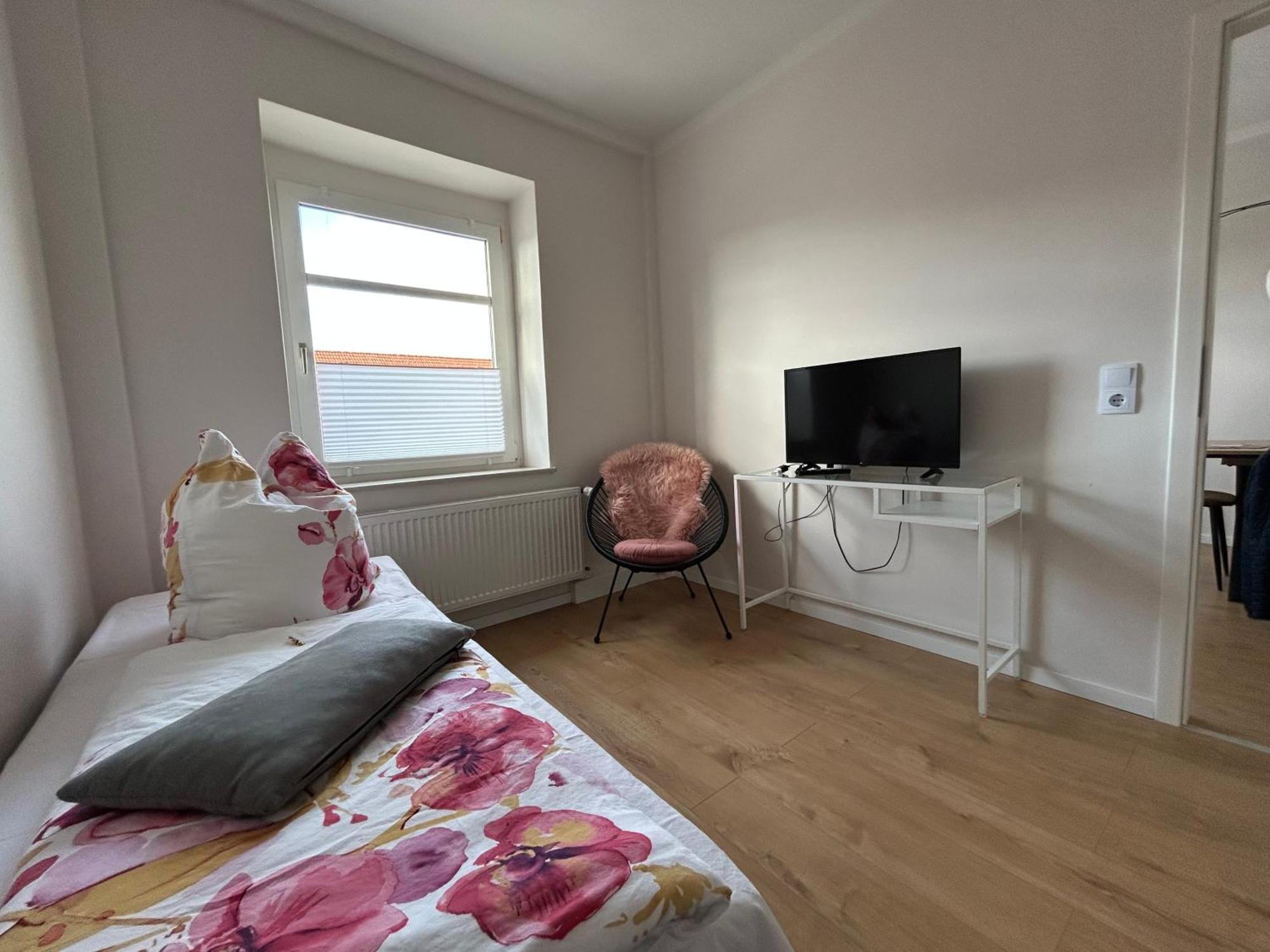 Schoene Neue 4 Zimmer Wohnung Mit Sued-Balkon Bis 8 Personen 萨勒河畔瑙姆堡 外观 照片